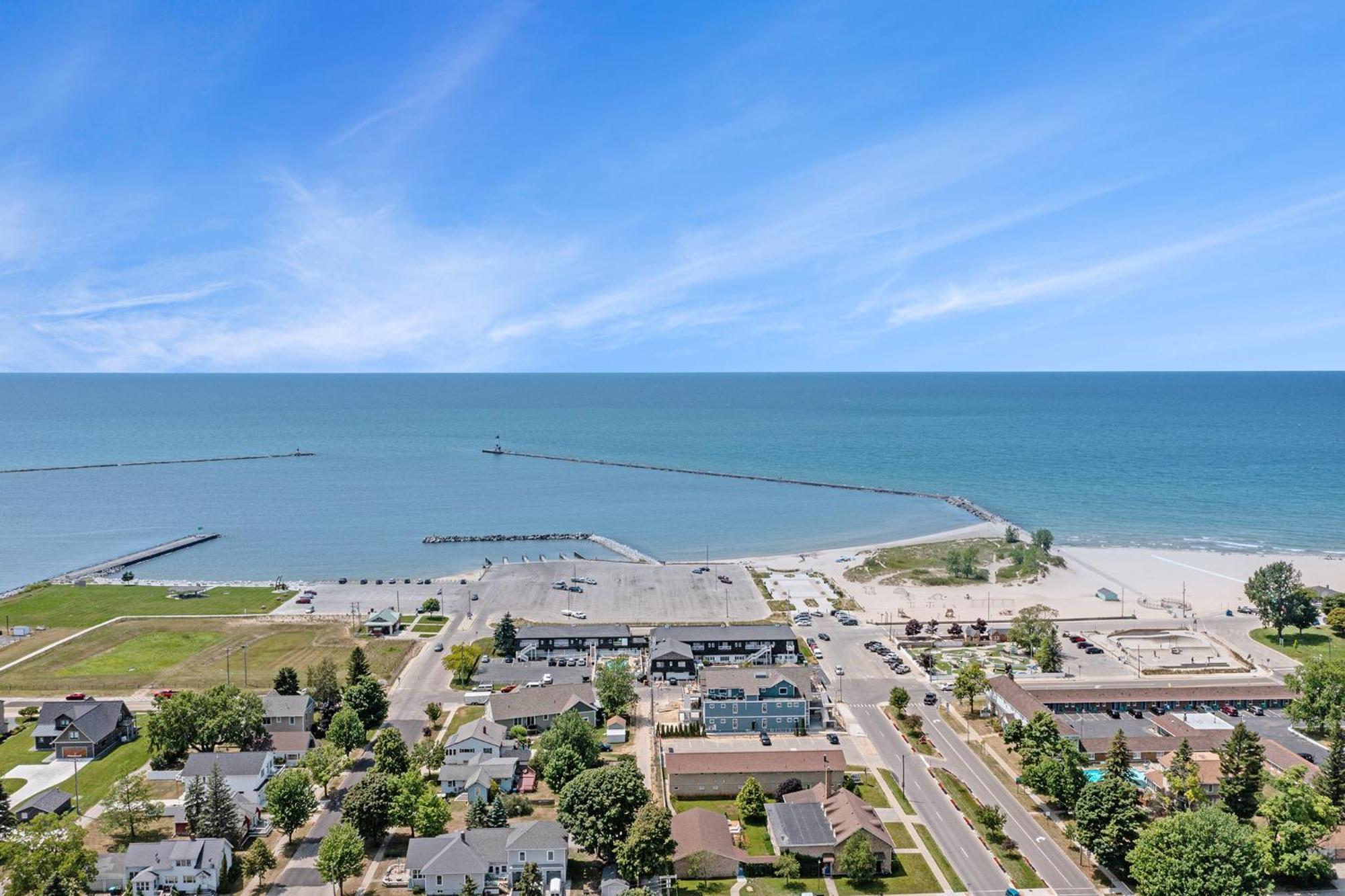 Snyders Shoreline Inn Ludington Exterior photo