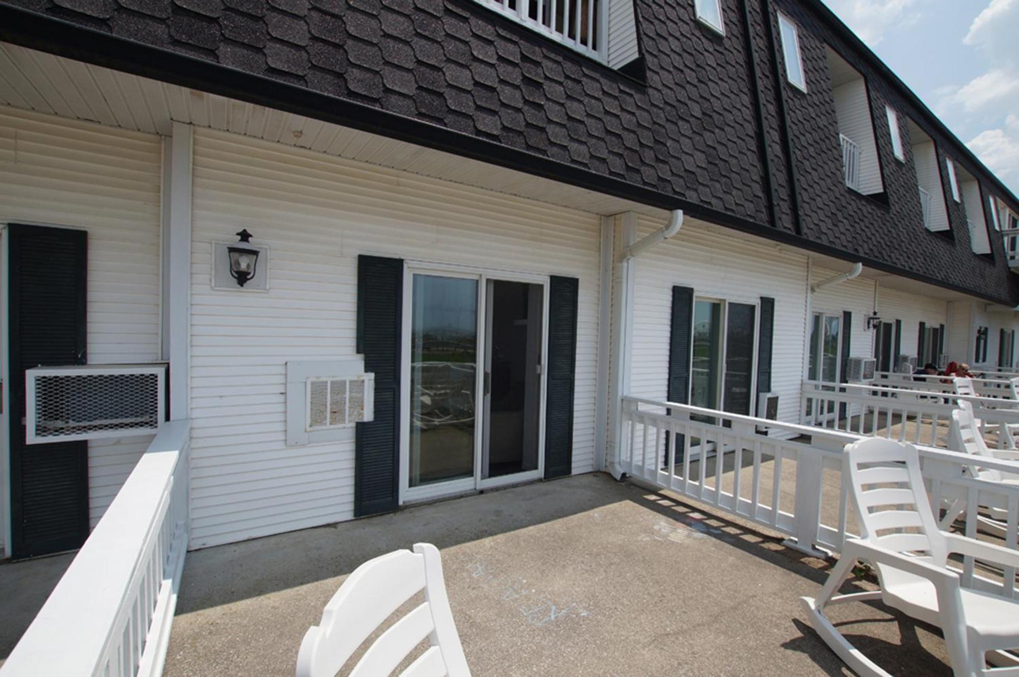 Snyders Shoreline Inn Ludington Exterior photo