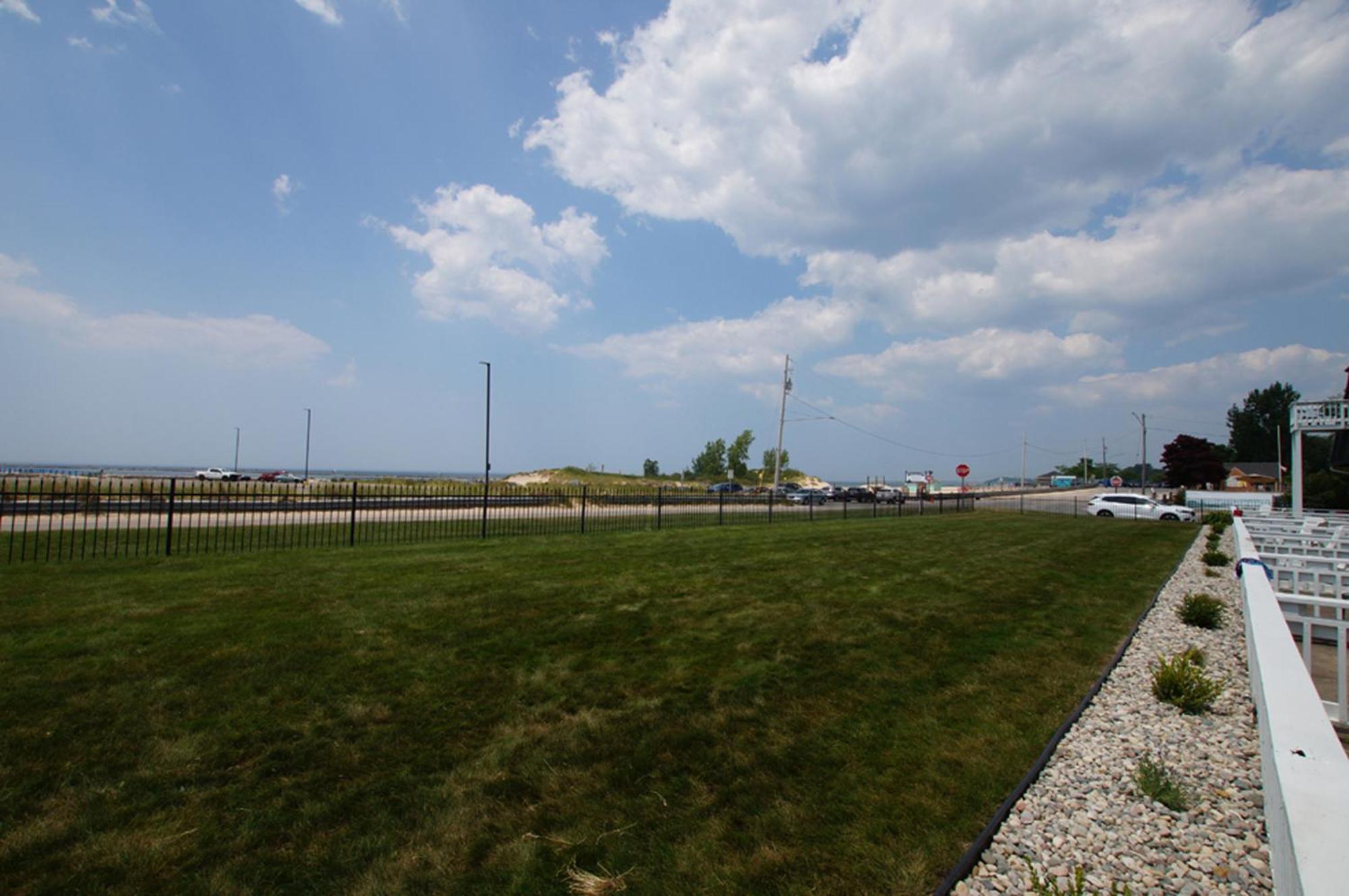 Snyders Shoreline Inn Ludington Exterior photo