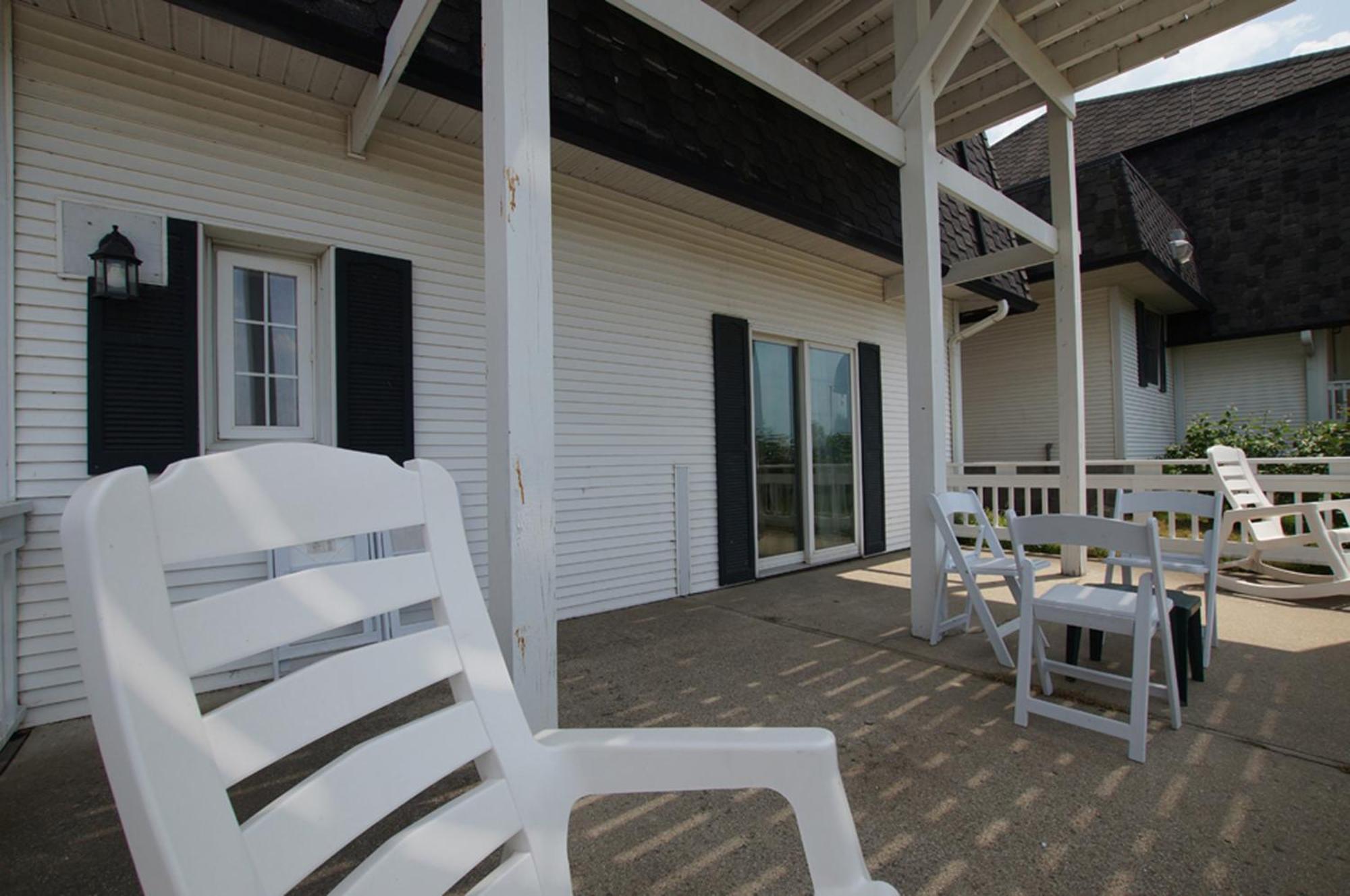 Snyders Shoreline Inn Ludington Exterior photo