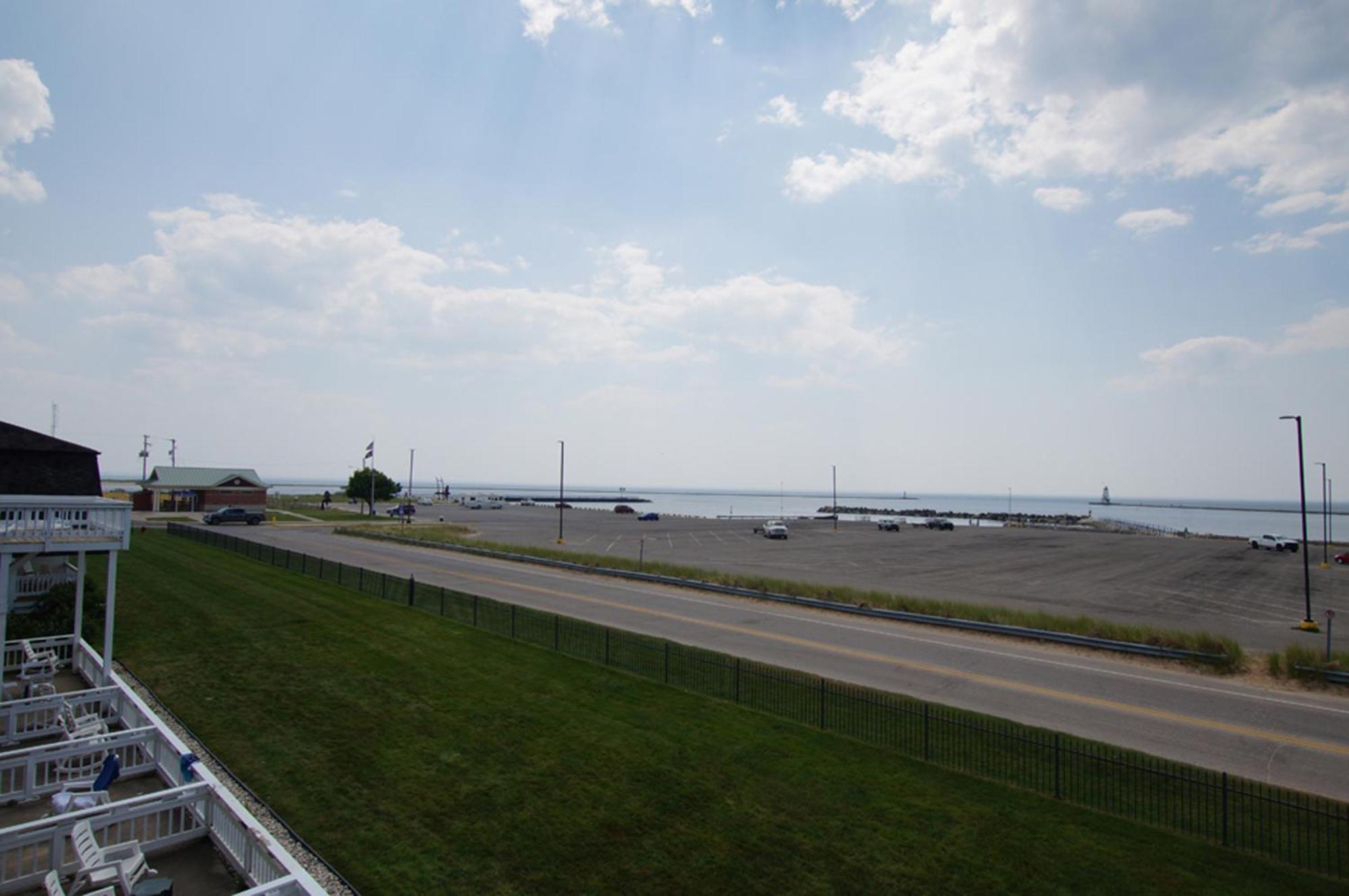 Snyders Shoreline Inn Ludington Exterior photo