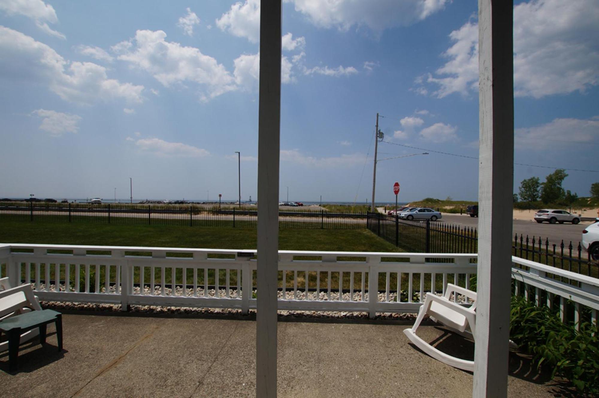 Snyders Shoreline Inn Ludington Exterior photo