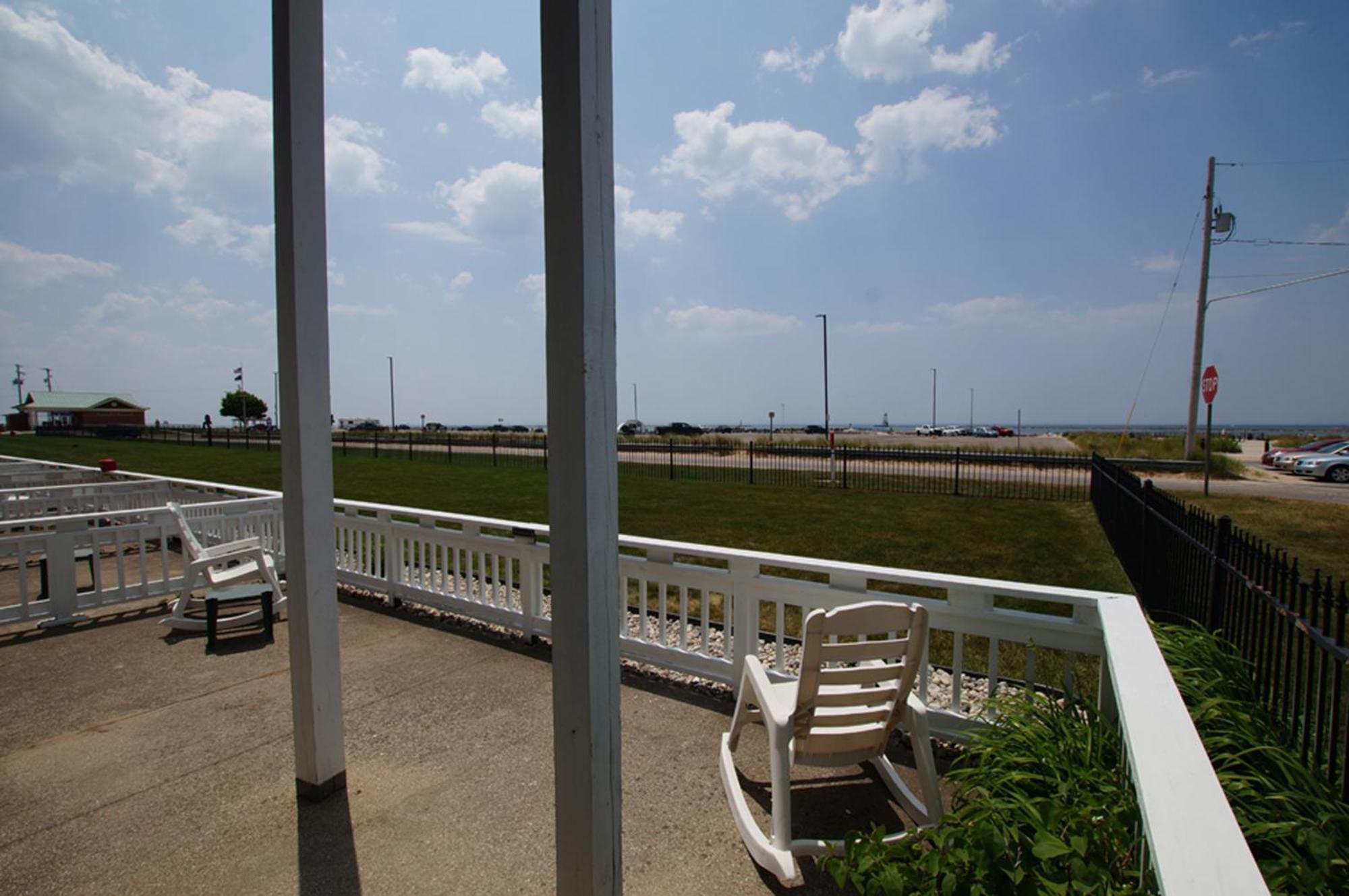 Snyders Shoreline Inn Ludington Exterior photo