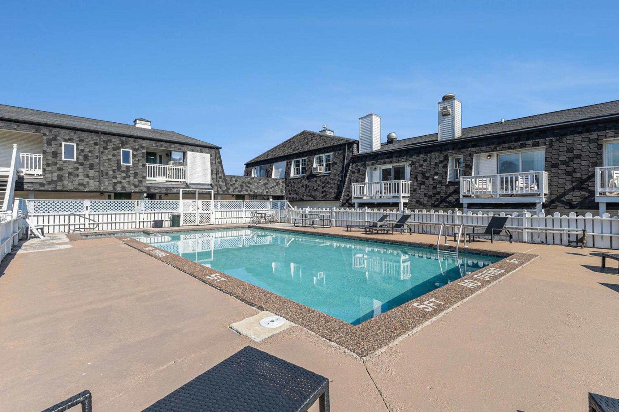 Snyders Shoreline Inn Ludington Exterior photo