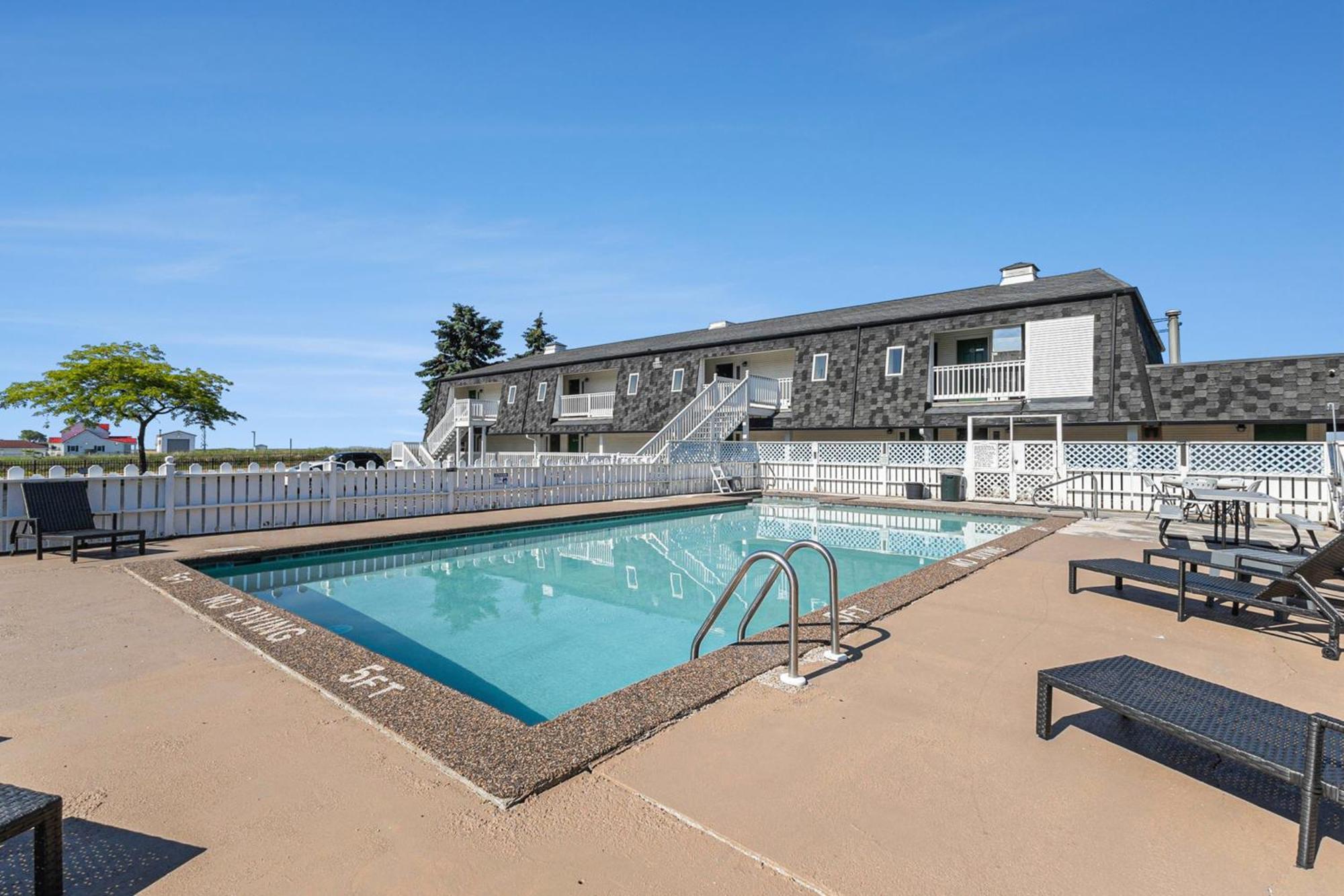 Snyders Shoreline Inn Ludington Exterior photo