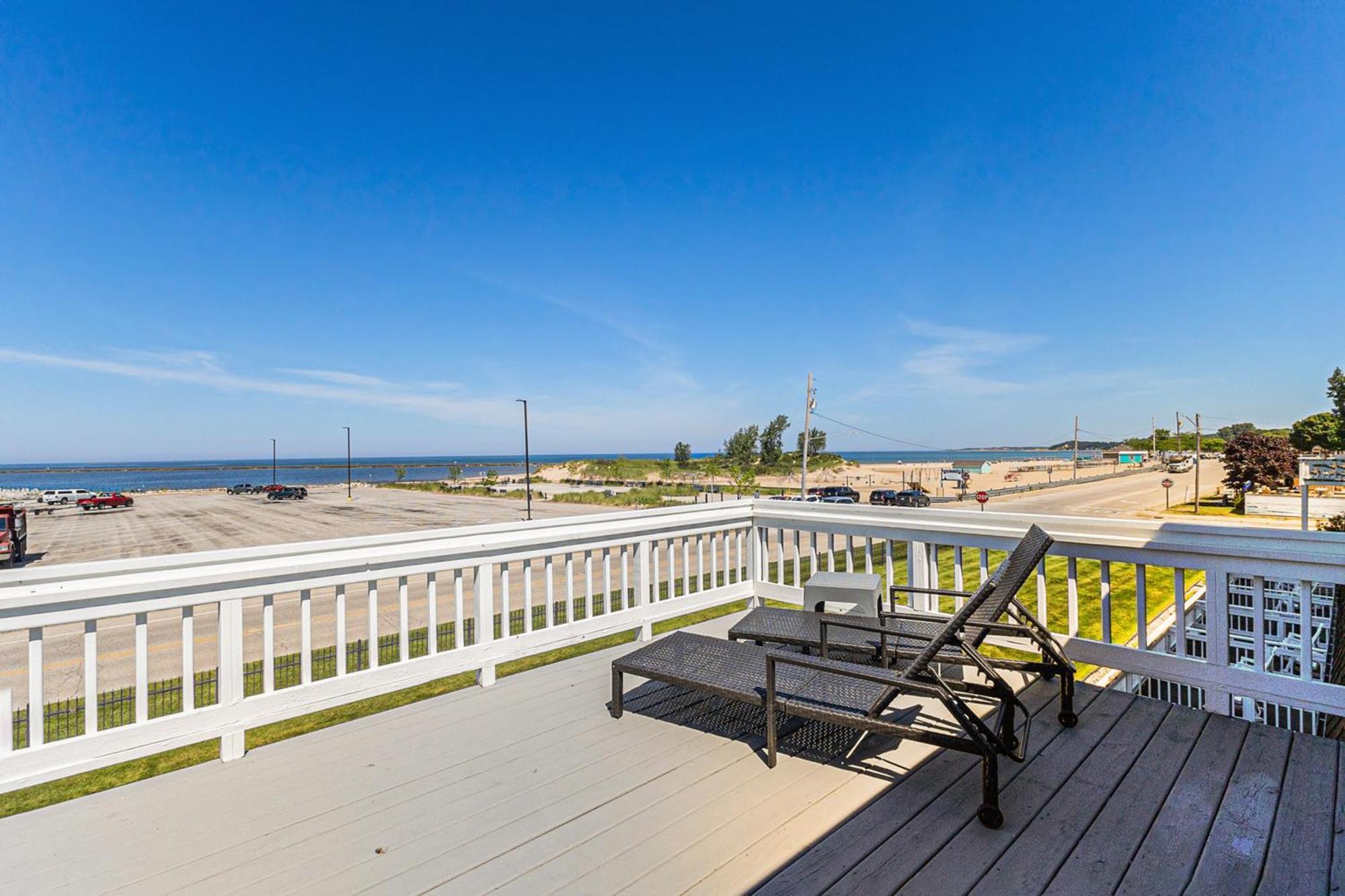 Snyders Shoreline Inn Ludington Exterior photo