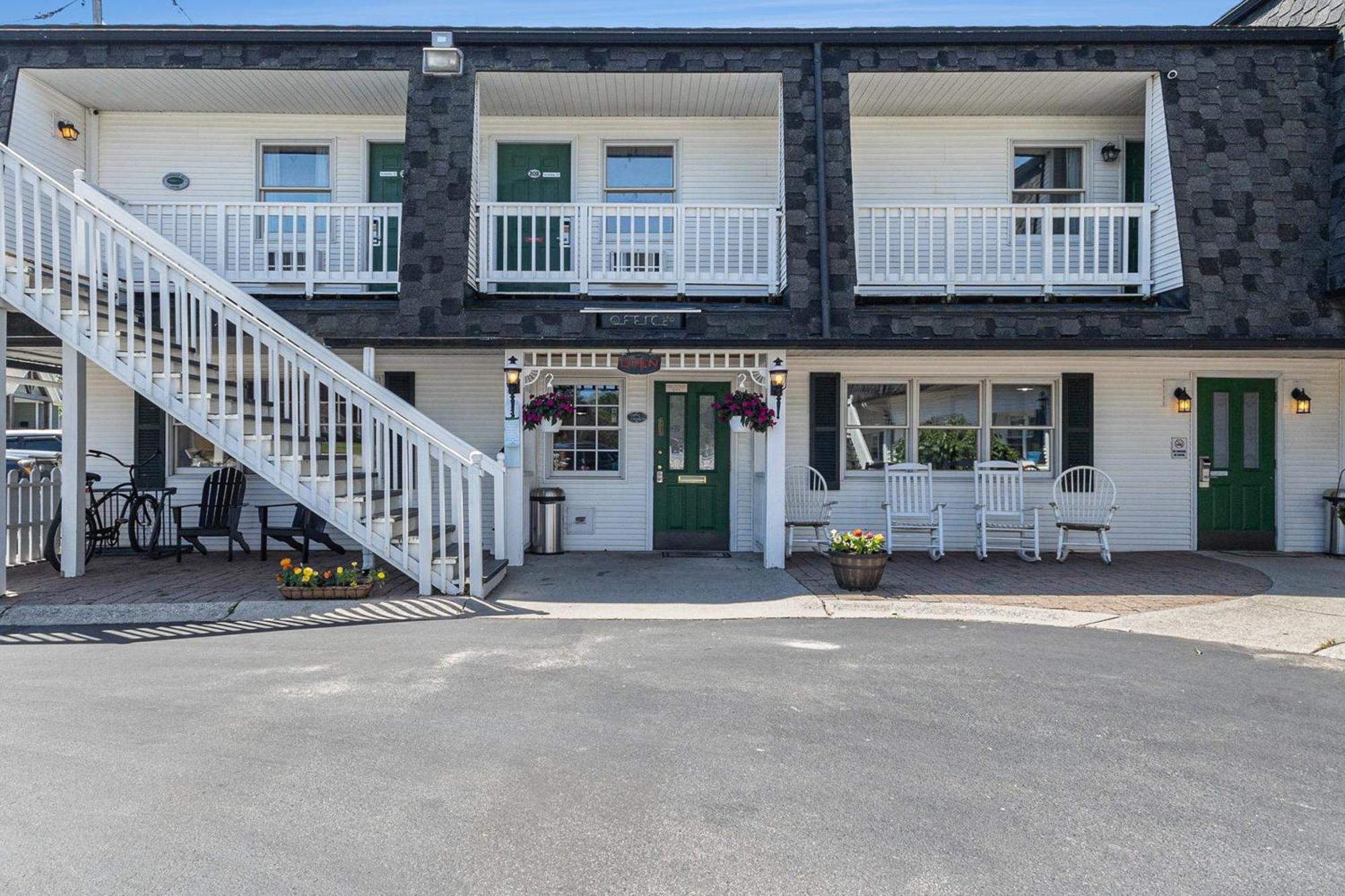 Snyders Shoreline Inn Ludington Exterior photo