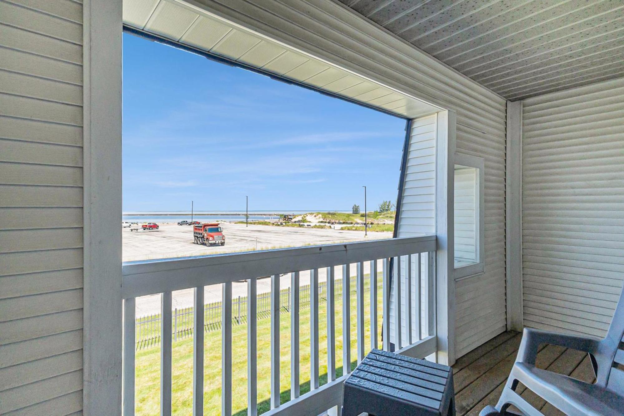 Snyders Shoreline Inn Ludington Exterior photo