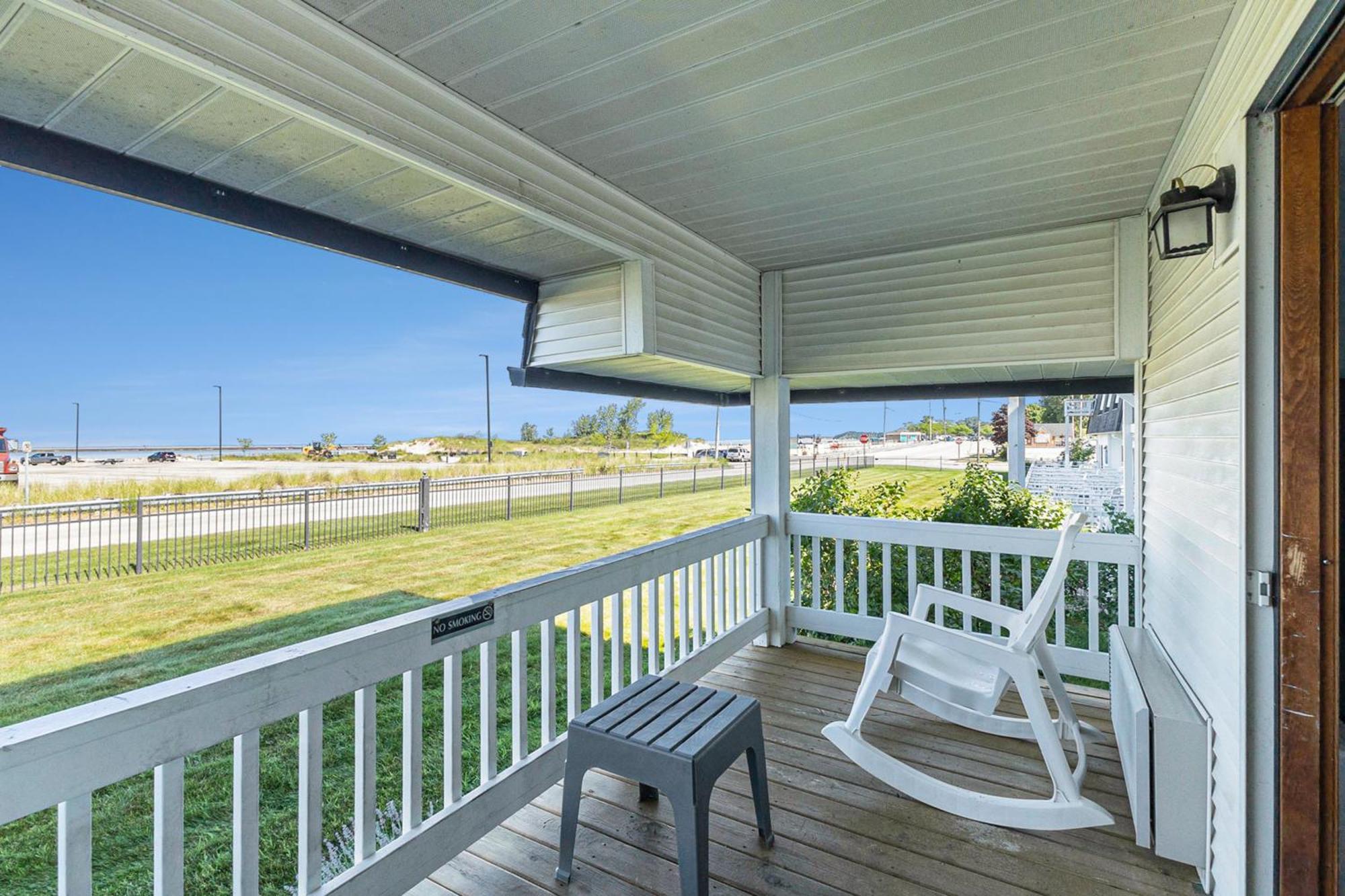 Snyders Shoreline Inn Ludington Exterior photo